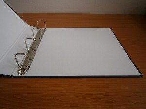 Slika otvorene fascikle s klip mehanizmom