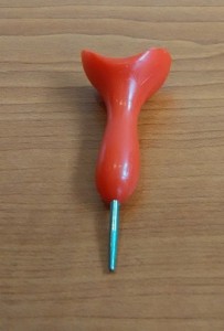 Slika sedlastog brajičnog šila crvene boje