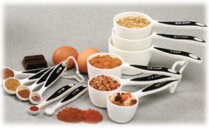 Slika seta mjernih žlica i posudica