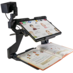 Topolino tablet, postavljen na stalku, prikazuje uvećani tekst knjige.