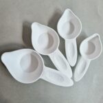 Slika seta mjernih posudica s Brailleevim oznakama