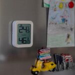 IKONN Sobni Termometar i Higrometar je pričvršćen magnetom za vrata frižidera